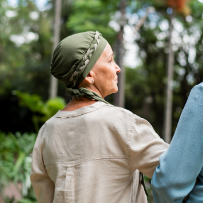 vrouw met hoofddoek om haaruitval te verbergen